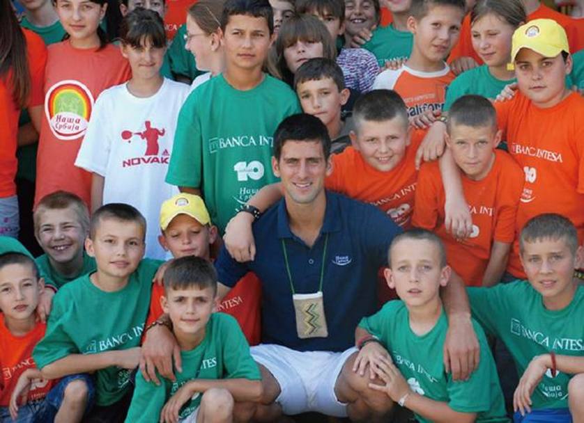 Djokovic  tra i bambini della Fondazione che ha promosso nel 2007   
